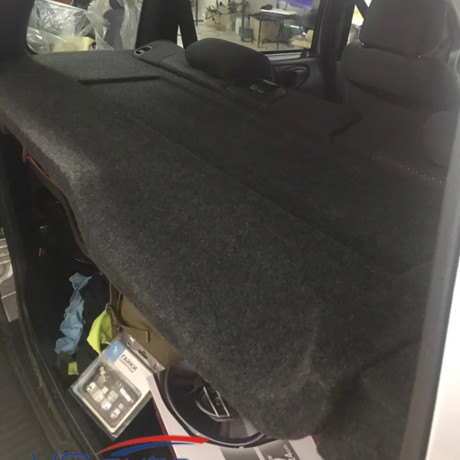 Полка B@3 2123 Chevrolet Niv@ (с боковинами, отв. под динамики 20см) купить недорого с доставкой в Красноярск